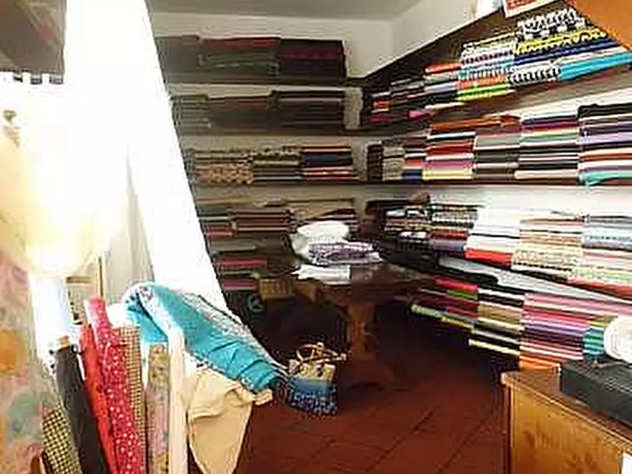 Immagine 2 di Locale commerciale in vendita  a Viareggio