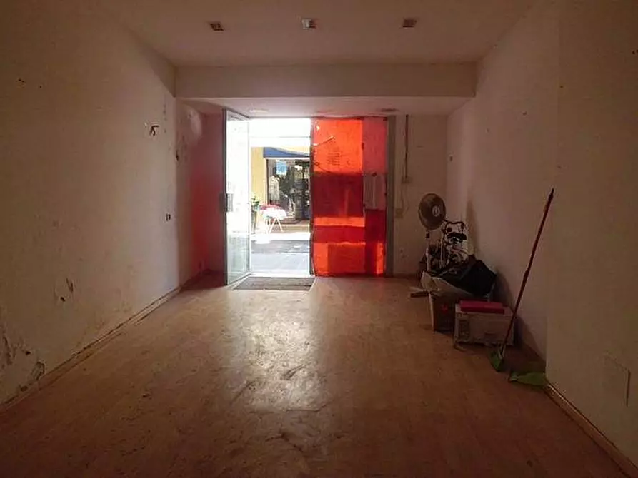 Immagine 2 di Locale commerciale in vendita  a Viareggio