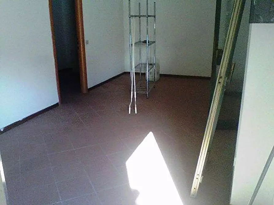 Immagine 3 di Locale commerciale in affitto  a Pisa