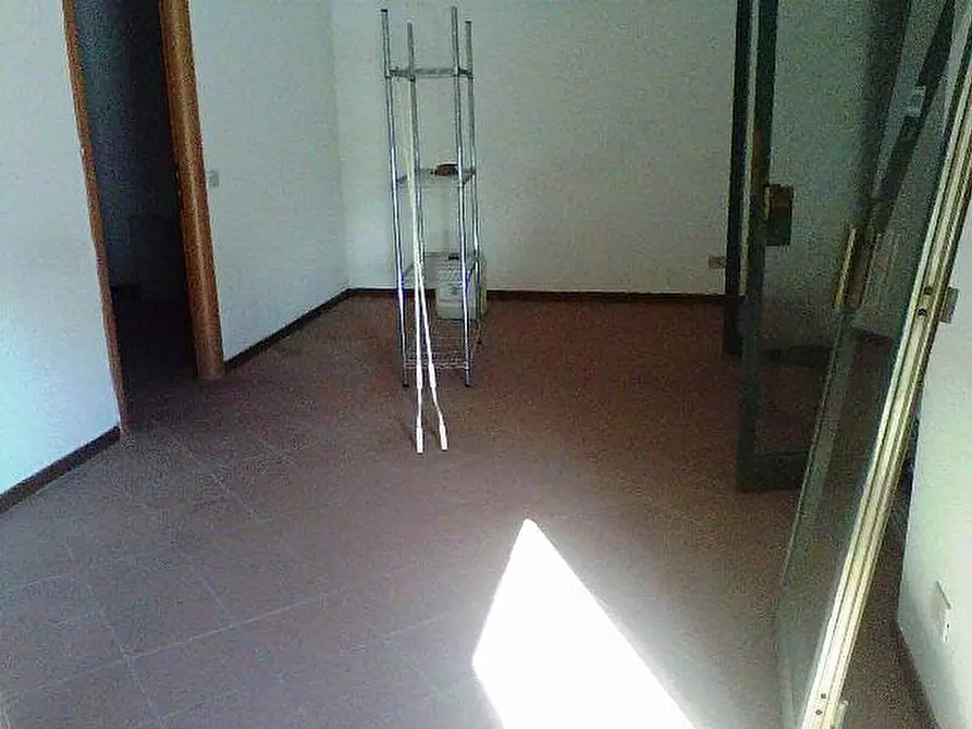 Immagine 2 di Locale commerciale in affitto  a Pisa