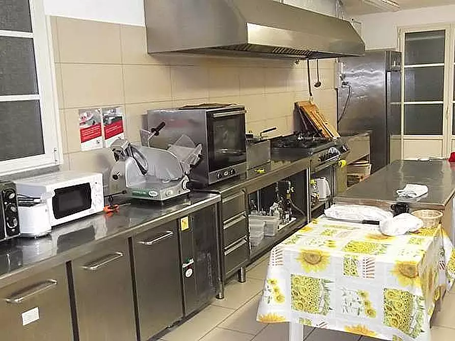 Immagine 4 di Locale commerciale in affitto  a Santa Maria A Monte