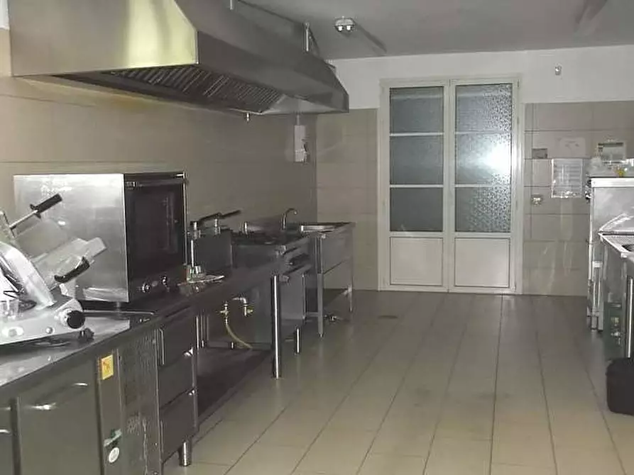 Immagine 5 di Locale commerciale in affitto  a Santa Maria A Monte