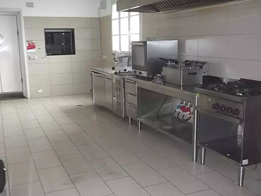Immagine 6 di Locale commerciale in affitto  a Santa Maria A Monte