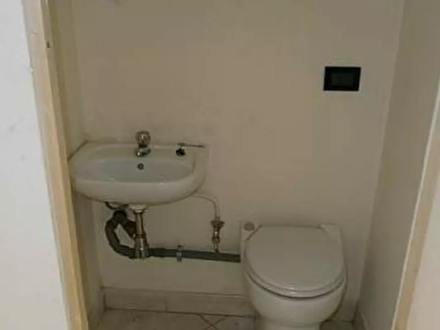 Immagine 3 di Locale commerciale in vendita  a Pisa