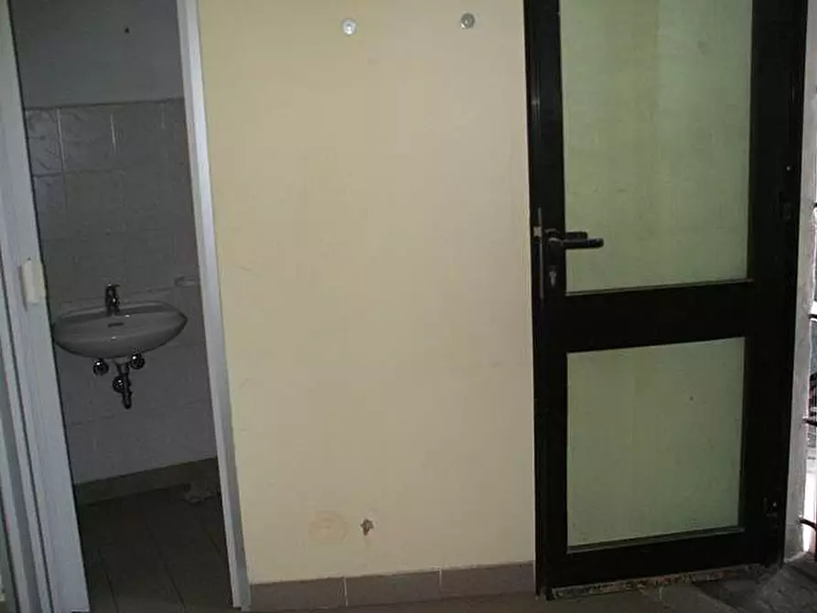 Immagine 3 di Locale commerciale in vendita  a Pisa