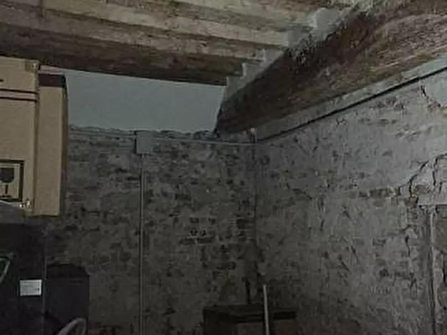 Immagine 2 di Locale commerciale in vendita  a Pisa