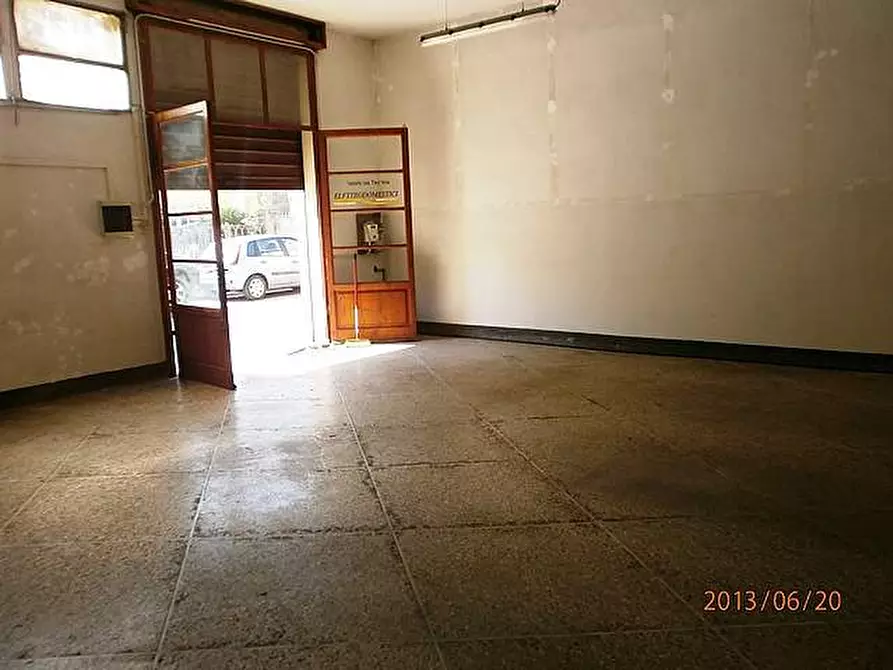 Immagine 2 di Locale commerciale in vendita  a Cascina