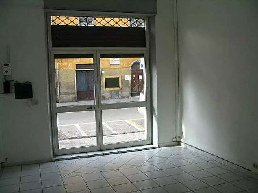 Immagine 1 di Locale commerciale in affitto  a Pisa