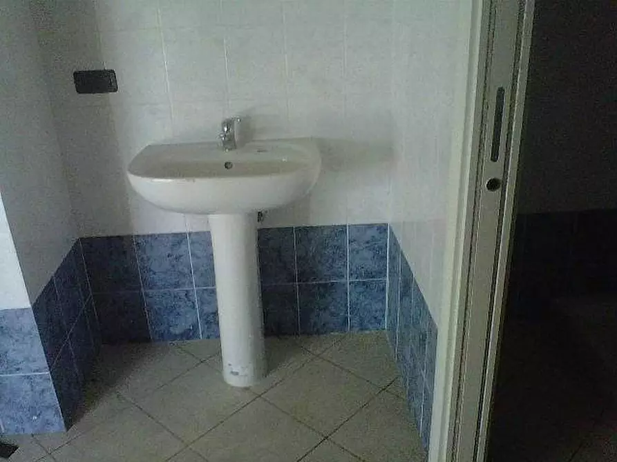 Immagine 7 di Locale commerciale in affitto  a Pisa