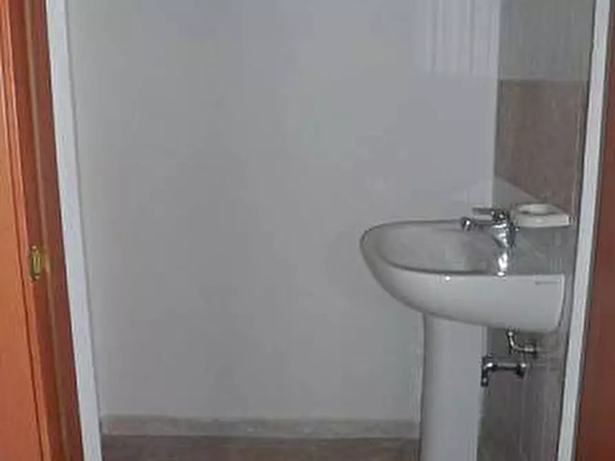 Immagine 5 di Magazzino in affitto  a Cascina