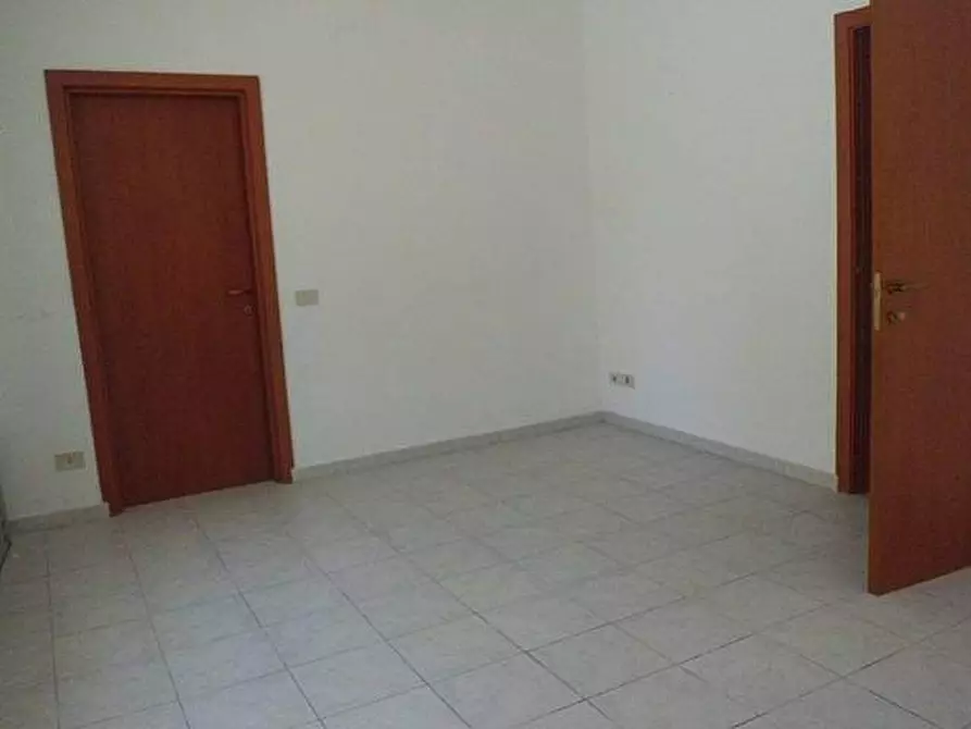 Immagine 3 di Magazzino in affitto  a Cascina