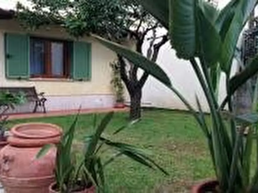 Immagine 2 di Casa bifamiliare in vendita  a Massa