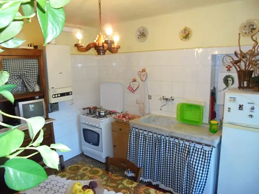 Immagine 2 di Porzione di casa in vendita  a Massa
