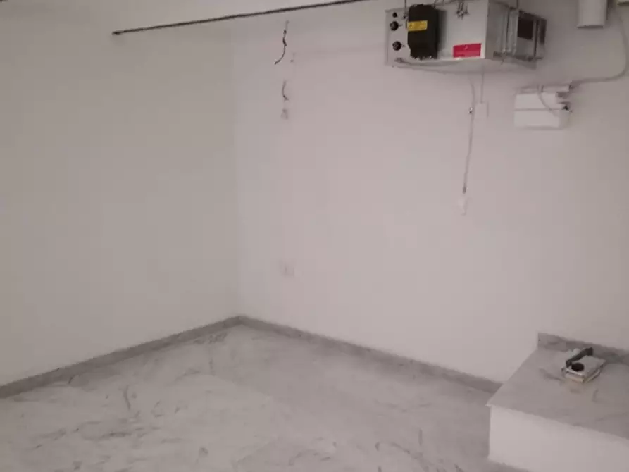 Immagine 9 di Negozio in affitto  a Carrara