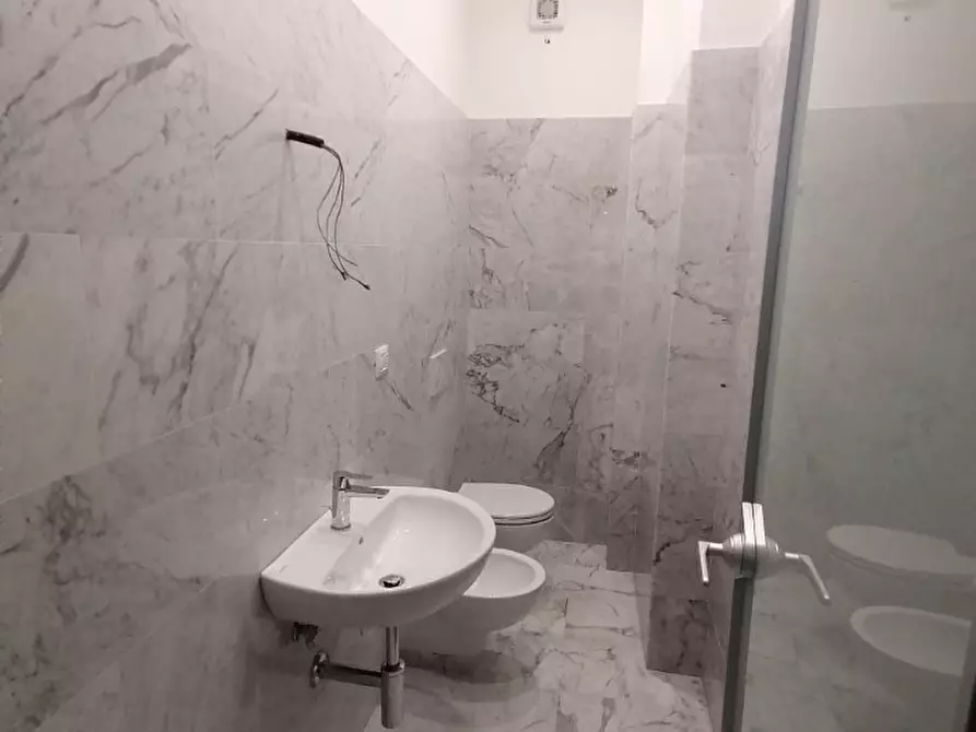 Immagine 8 di Negozio in affitto  a Carrara