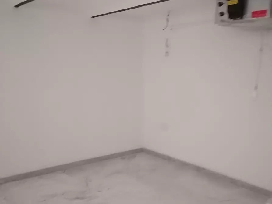 Immagine 10 di Negozio in affitto  a Carrara