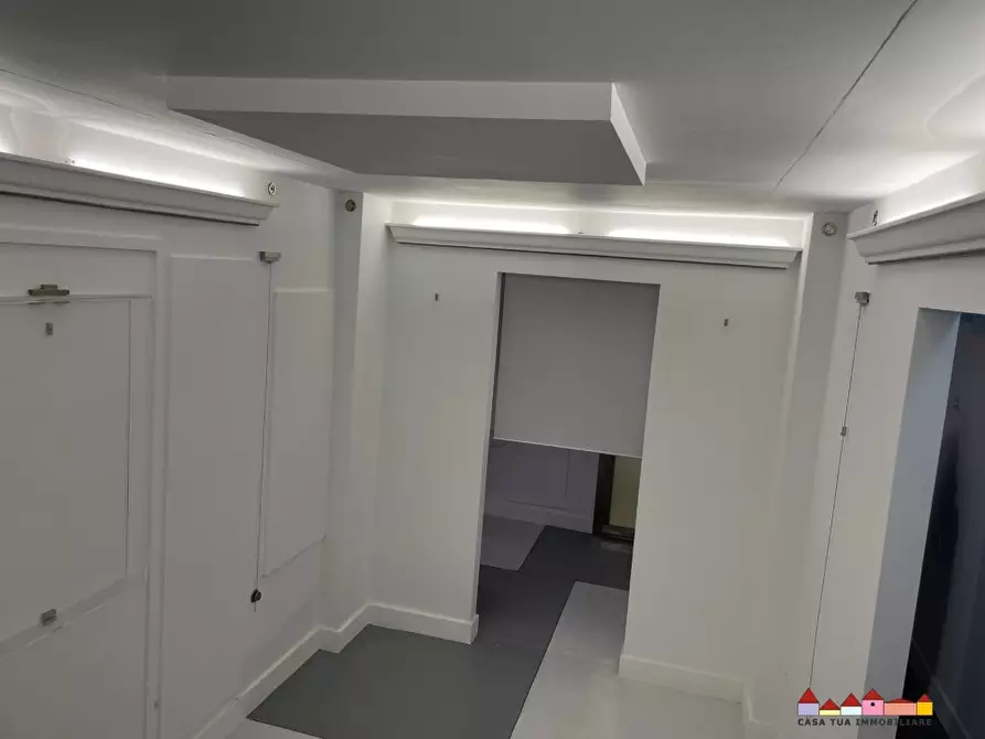 Immagine 4 di Negozio in affitto  a Carrara