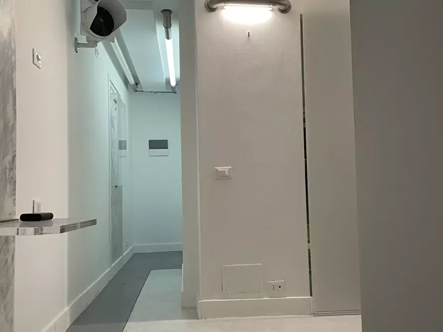 Immagine 2 di Negozio in affitto  a Carrara