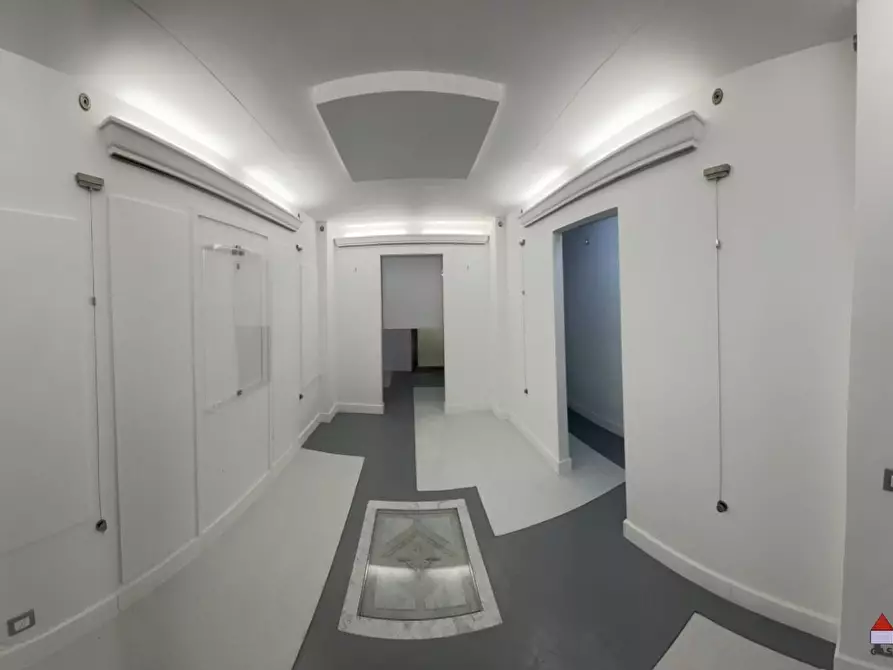 Immagine 5 di Negozio in affitto  a Carrara