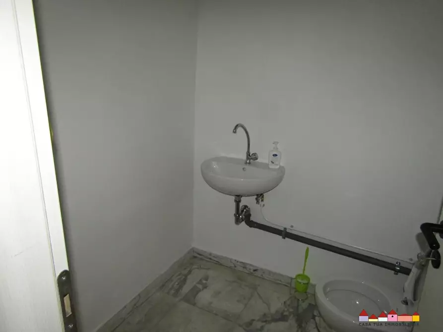 Immagine 4 di Negozio in vendita  a Carrara