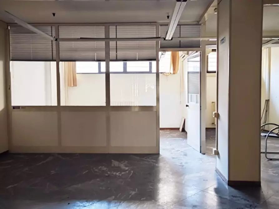 Immagine 2 di Negozio in vendita  a Carrara