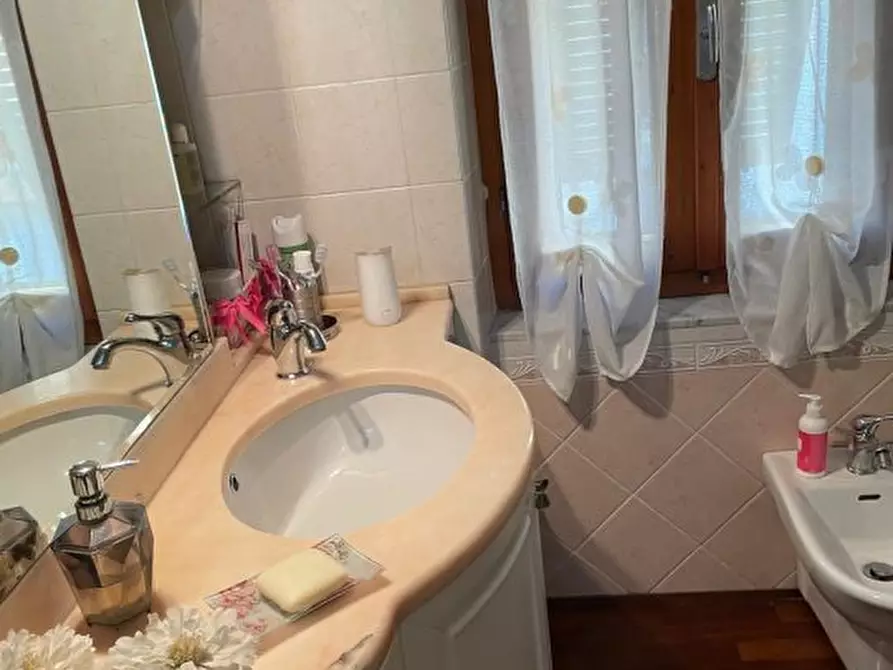 Immagine 13 di Casa semindipendente in vendita  a Carrara