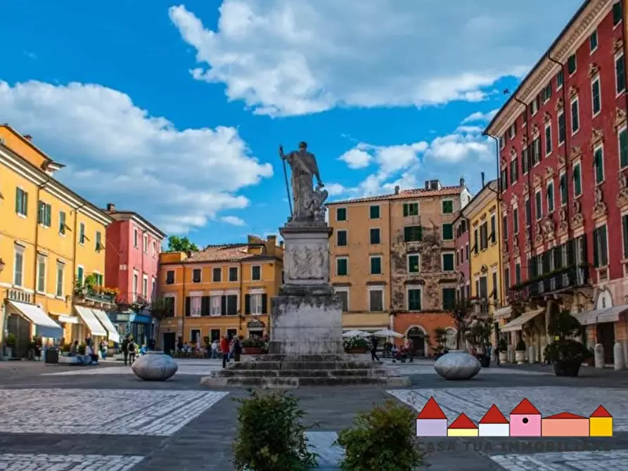 Immagine 1 di Negozio in vendita  a Carrara