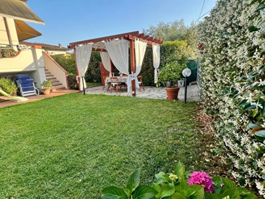 Immagine 1 di Casa semindipendente in vendita  a Carrara