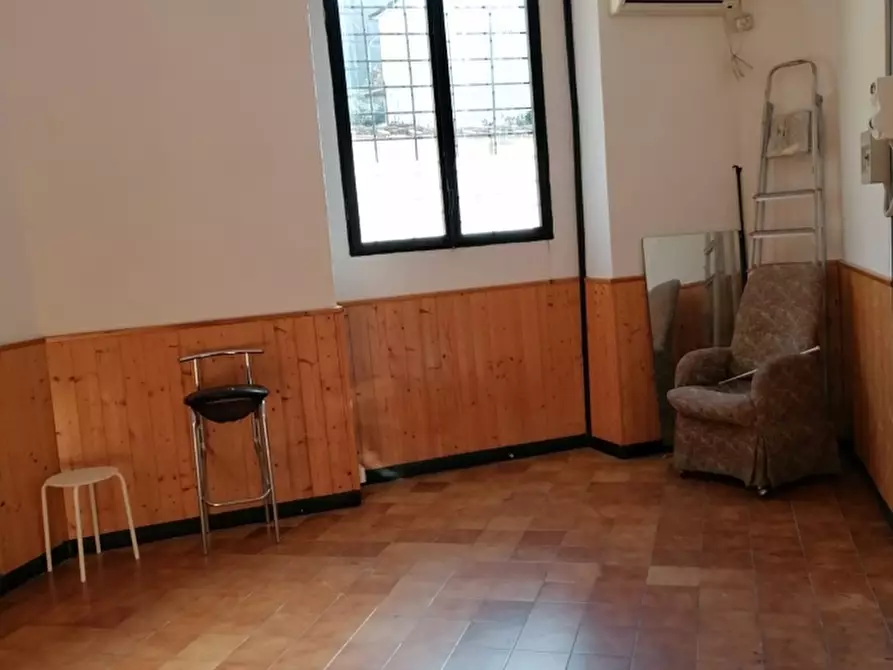 Immagine 5 di Negozio in vendita  a Carrara