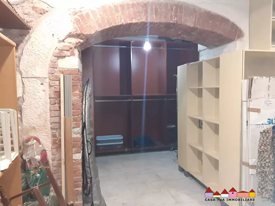 Immagine 17 di Negozio in vendita  a Carrara
