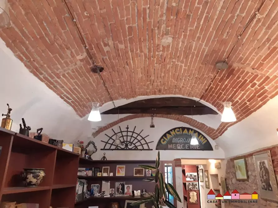Immagine 10 di Negozio in vendita  a Carrara