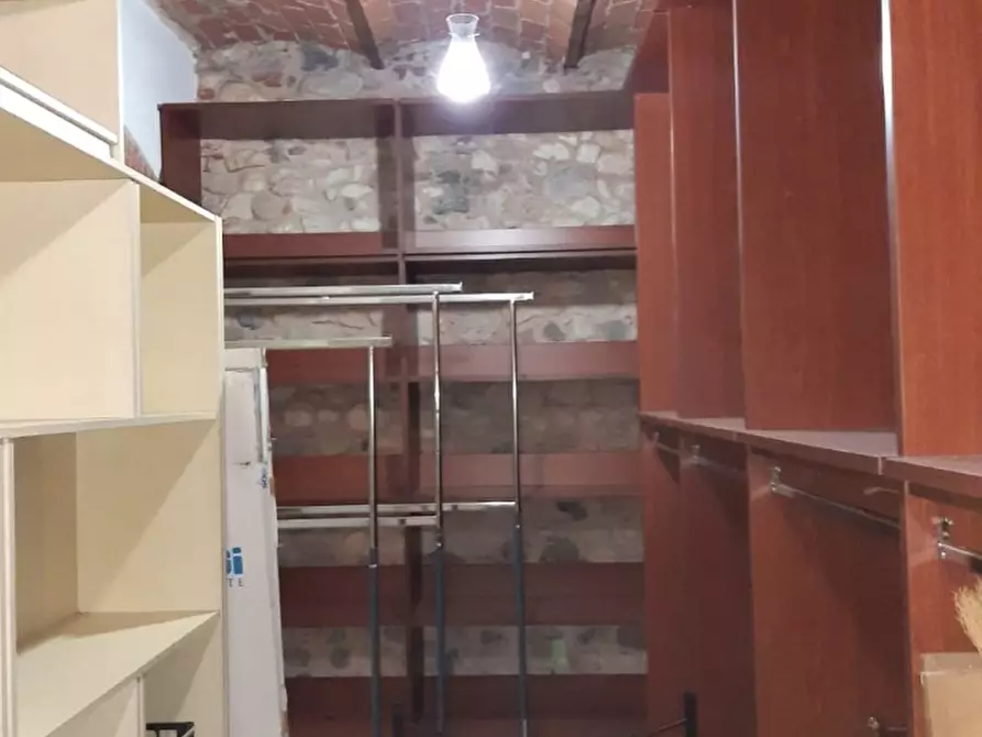 Immagine 15 di Negozio in vendita  a Carrara