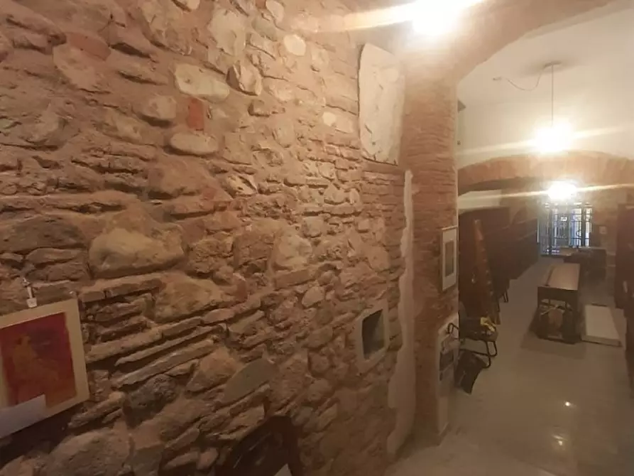 Immagine 20 di Negozio in vendita  a Carrara