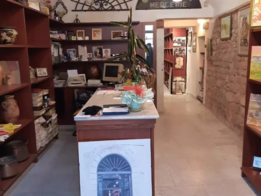 Immagine 11 di Negozio in vendita  a Carrara