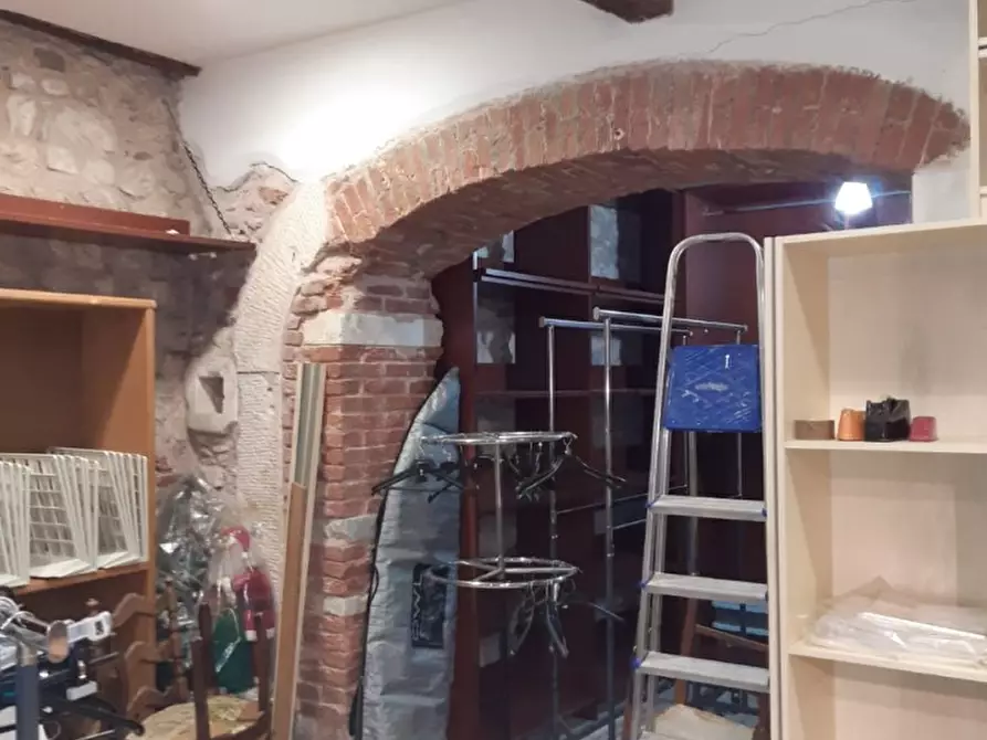 Immagine 13 di Negozio in vendita  a Carrara