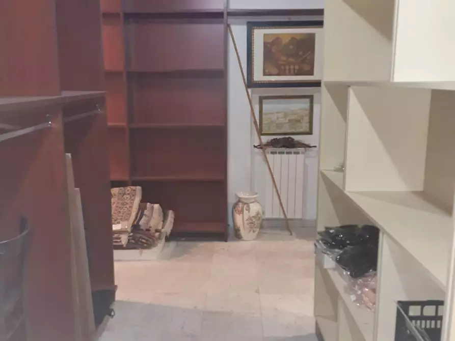 Immagine 19 di Negozio in vendita  a Carrara