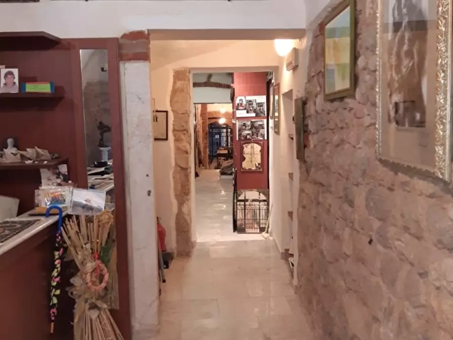 Immagine 12 di Negozio in vendita  a Carrara