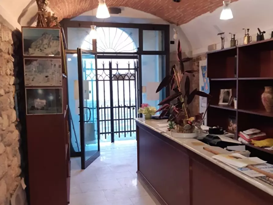 Immagine 14 di Negozio in vendita  a Carrara