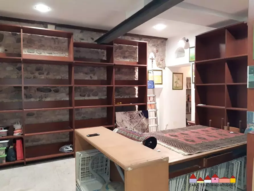 Immagine 9 di Negozio in vendita  a Carrara