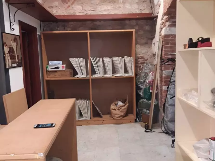 Immagine 16 di Negozio in vendita  a Carrara