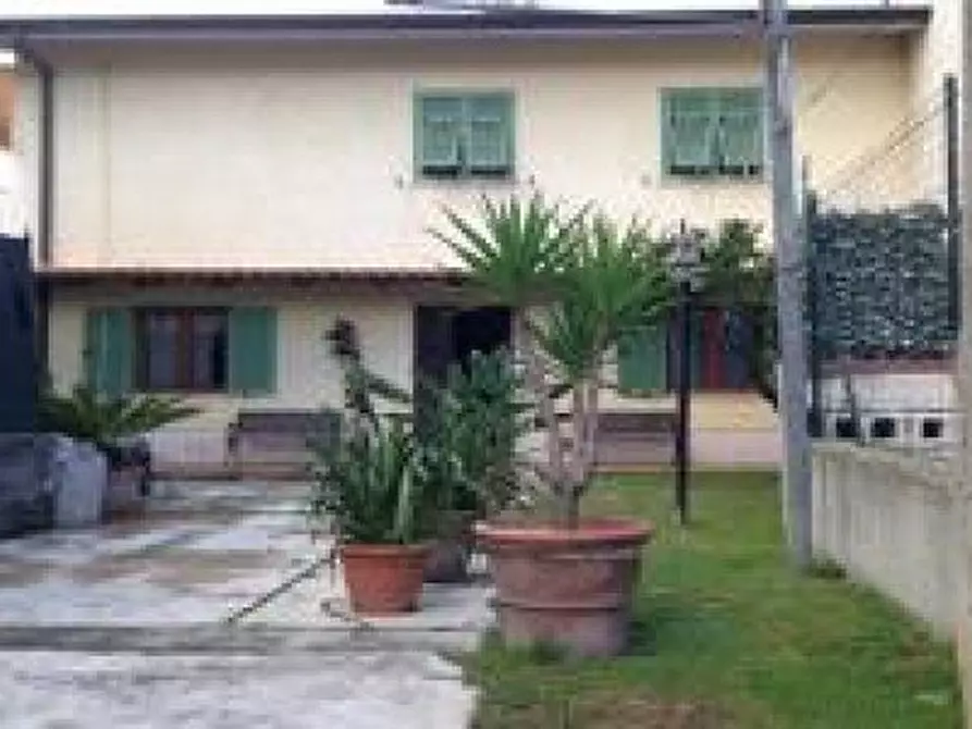 Immagine 6 di Casa semindipendente in vendita  a Massa