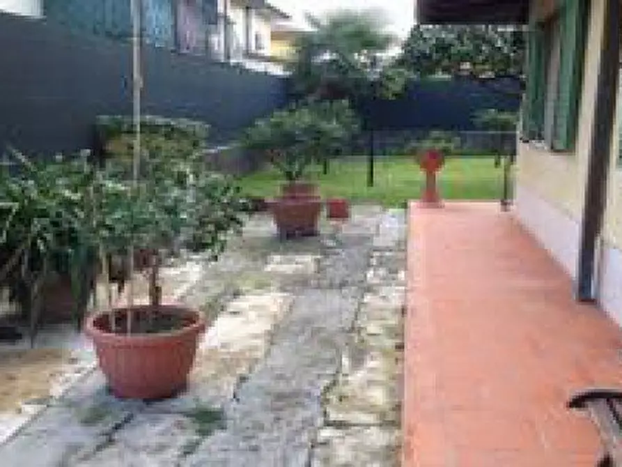 Immagine 5 di Casa semindipendente in vendita  a Massa