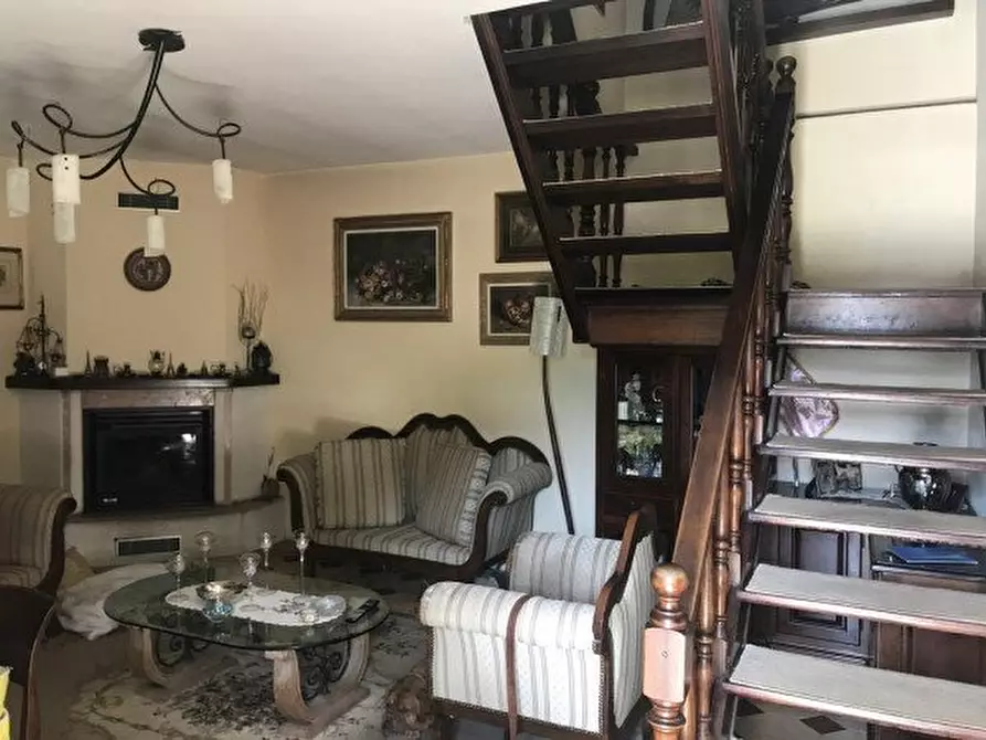 Immagine 8 di Casa semindipendente in vendita  a Massa