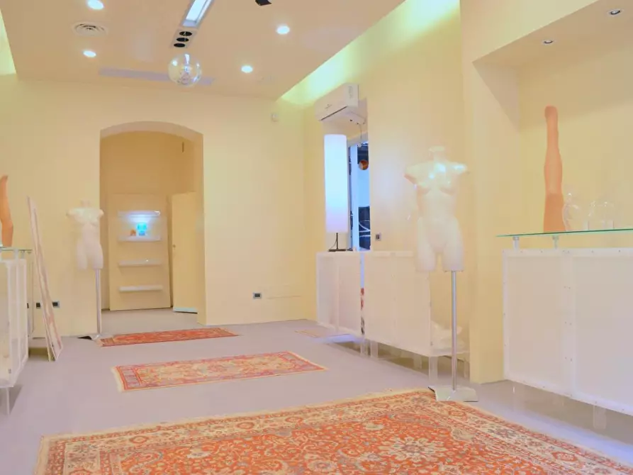 Immagine 4 di Negozio in vendita  a Carrara