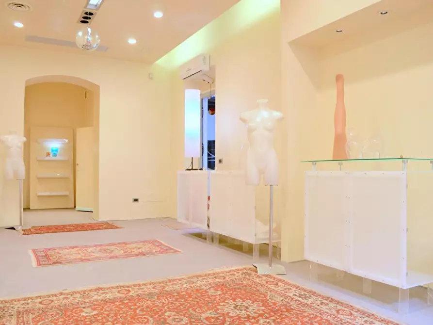 Immagine 5 di Negozio in vendita  a Carrara