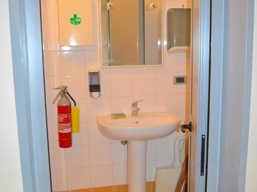 Immagine 6 di Negozio in vendita  a Carrara