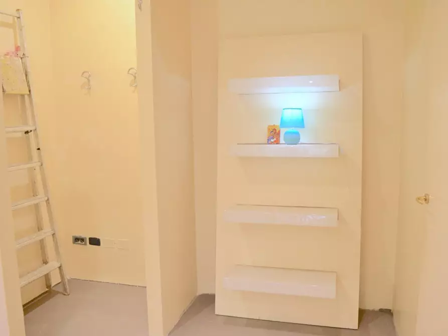 Immagine 7 di Negozio in vendita  a Carrara