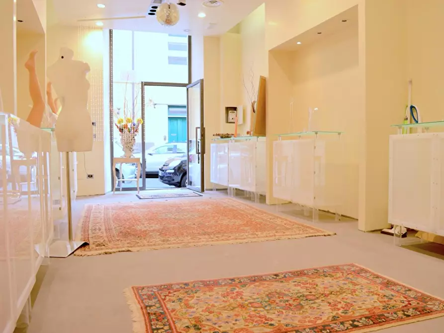 Immagine 3 di Negozio in vendita  a Carrara