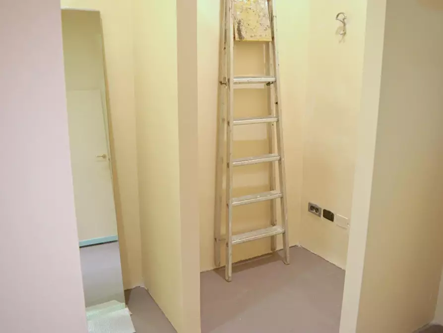 Immagine 8 di Negozio in vendita  a Carrara