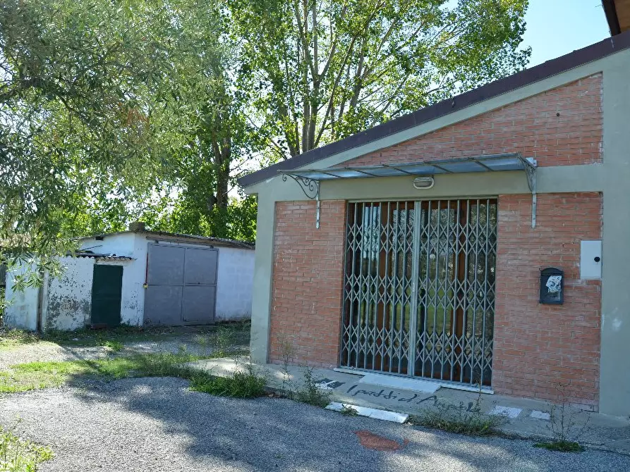 Immagine 3 di Locale commerciale in vendita  a San Giuliano Terme